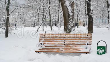 冬<strong>天降</strong>雪后在公园里呆着。